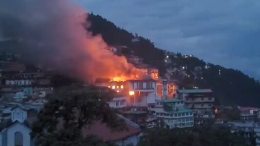 A massive fire broke out in the Roxy Hotel located on Camel Back Road, Mussoorie, Uttarakhand News in Hindi, video of the accident surfaced | मसूरी के कैमल बैक रोड पर स्थित रॉक्सी होटल में लगी भीषण आग