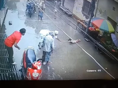 Watch Viral Video Varanasi UP News in Hindi | A child was getting electrocuted in Varanasi, a brave old man saved his life with this trick | वाराणसी में करंट से छटपटा रहा था बच्चा, बहादुर बुजुर्ग ने इस ट्रिक से बचा ली जान
