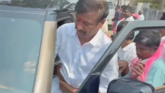 BRS MP Kotha Prabhakar Reddy Was Attacked News in Hindi | BRS MP who was campaigning attacked with a knife, admitted to hospital | BRS MP Kotha Prabhakar Reddy Knife Atack Video