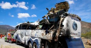Mexico Bus Accident News in Hindi | Horrific Road Accident in Mexico, 18 People Died, 29 Injured | World News in Hindi | मेक्सिको में भीषण सड़क हादसा, 18 लोगों की मौत, 29 घायल