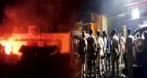 Mob Sets Fire To Muzaffarnagar Police Station in Bihar News in Hindi | Bihar Muzaffarpur Police Station Fire News | मुजफ्फरपुर में युवक की मौत के बाद, भीड़ ने पुलिस स्टेशन में आग लगाई और कई गाड़ियां जला दी