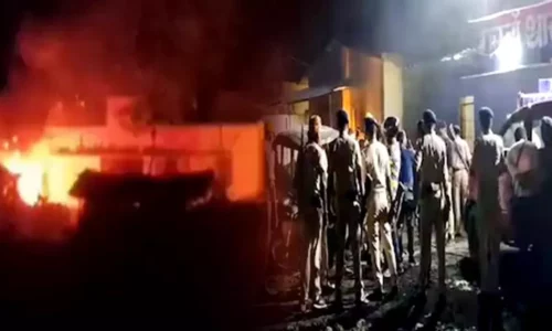 Mob Sets Fire To Muzaffarnagar Police Station in Bihar News in Hindi | Bihar Muzaffarpur Police Station Fire News | मुजफ्फरपुर में युवक की मौत के बाद, भीड़ ने पुलिस स्टेशन में आग लगाई और कई गाड़ियां जला दी