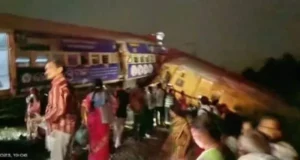 Train Accident in Andhra Pradesh News in Hindi | Collision between Visakhapatnam-Palasa Passenger and Visakhapatnam-Ragda Passenger Train News | आंध्र प्रदेश से ट्रेन हादसे 9 की मौत, 20 घायल!