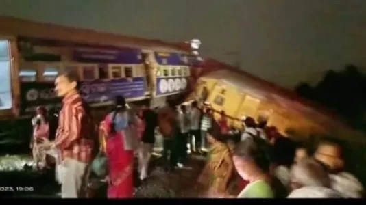 Train Accident in Andhra Pradesh News in Hindi | Collision between Visakhapatnam-Palasa Passenger and Visakhapatnam-Ragda Passenger Train News | आंध्र प्रदेश से ट्रेन हादसे 9 की मौत, 20 घायल!