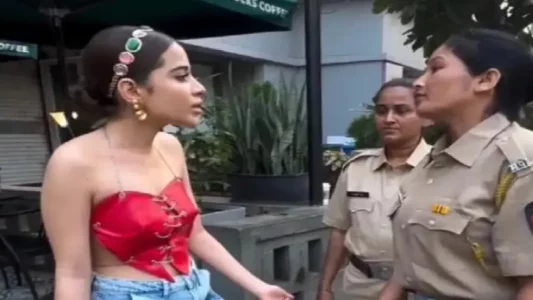Fake Video Case On Urfi Javed Arrested Video News Fact Check | Urfi Javed News in Hindi | Urfi Javed Arrested Video Fake or Not? | छोटे कपड़े पहनने पर गिरफ्तारी के फर्जी वीडियो मामले में मुंबई पुलिस ने किया ऊर्फी पर केस दर्ज