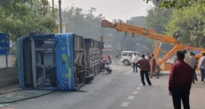 Delhi Bus Accident News in Hindi | DTC electric bus overturns in Rohini Sector 15, Delhi, 3 people seriously injured | दिल्ली के रोहिणी सेक्टर 15 में DTC इलेक्ट्रिक बस पलटी, 3 लोग गंभीर रूप से घायल