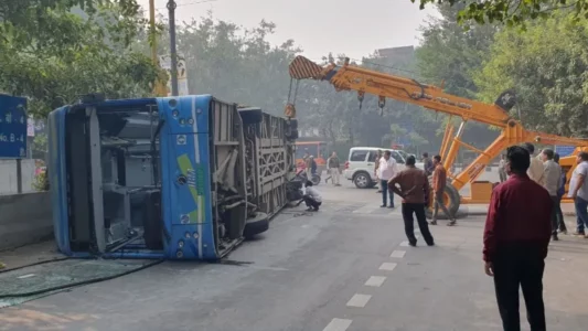 Delhi Bus Accident News in Hindi | DTC electric bus overturns in Rohini Sector 15, Delhi, 3 people seriously injured | दिल्ली के रोहिणी सेक्टर 15 में DTC इलेक्ट्रिक बस पलटी, 3 लोग गंभीर रूप से घायल