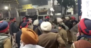 Firing Inside Gurudwara in Kapurthala, Punjab News | Nihang Sikh opened fire on the issue of ownership of Gurudwara, 1 policeman was killed, and many injured | पंजाब के कपूरथला में गुरुद्वारा के अंदर फायरिंग