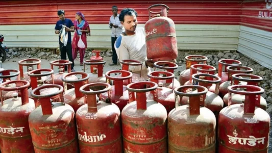 Gas Cylinder Price Down News in Hindi | Modi Government Gave Diwali Gift, Commercial LPG Gas Cylinder Became Cheaper By Rs 57.5? | घरेलू एलपीजी गैस सिलेंडर की कीमत