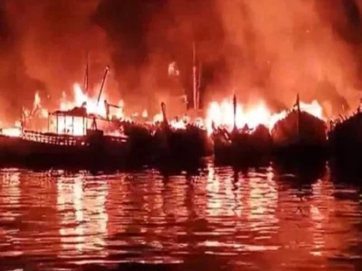 Major Fire At Visakhapatnam Port News in Hindi | 40 Boats Burnt To Ashes At Visakhapatnam Port, Loss of More Than Rs 30 Crore | विशाखापट्टनम पोर्ट पर लगी भीषण आग, जलकर खाक हो गईं 40 नावें; क्या वजह