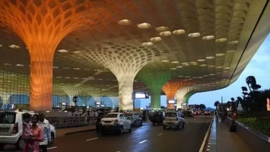 Mumbai Airport Received Bomb Threat News in Hindi | Mumbai airport received bomb threat before 26/11, ransom in Bitcoin | ईमेल पर 26/11 दिनांक से पहले मुंबई एयरपोर्ट को बम से उड़ने की धमकी मिली, बिटकॉइन की फिरौती
