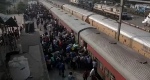 Stampede At Surat Railway Station Accident News in Hindi | Stampede at Surat Railway Station, one dead, 3 unconscious in race to catch train on Chhath Puja