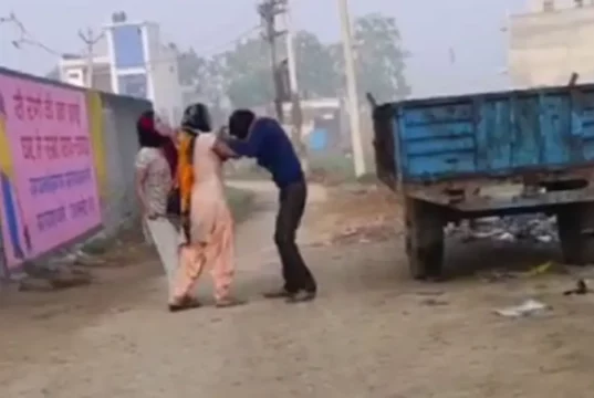 In Meerut, Uttar Pradesh, wife along with her sister beat up her husband for protesting against illicit relationship, video of the incident went viral on social media!