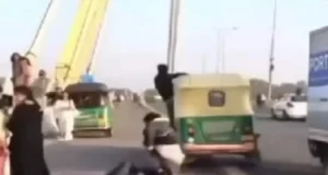 Auto Stunt In Delhi One Injured Video Goes Viral: A young man did a stunt while riding in an auto on Delhi's Signature Bridge, a cyclist got injured.| दिल्ली के सिग्नेचर ब्रिज पर ऑटो में पर सवार होकर युवक ने स्टंटबाजी की एक साइकिल सवार घायल