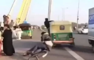 Auto Stunt In Delhi One Injured Video Goes Viral: A young man did a stunt while riding in an auto on Delhi's Signature Bridge, a cyclist got injured.| दिल्ली के सिग्नेचर ब्रिज पर ऑटो में पर सवार होकर युवक ने स्टंटबाजी की एक साइकिल सवार घायल