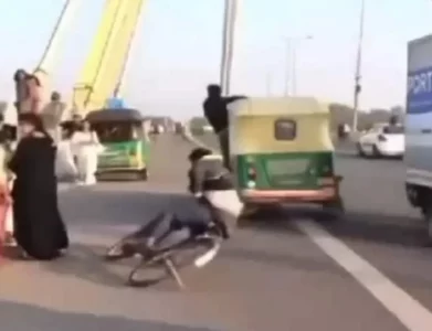 Auto Stunt In Delhi One Injured Video Goes Viral: A young man did a stunt while riding in an auto on Delhi's Signature Bridge, a cyclist got injured.| दिल्ली के सिग्नेचर ब्रिज पर ऑटो में पर सवार होकर युवक ने स्टंटबाजी की एक साइकिल सवार घायल