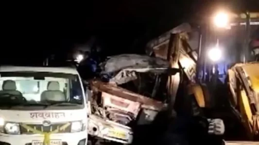 Madhya Pradesh Guna Bus Accident News: Collision between dumper and bus, massive fire, 13 passengers burnt to death, many injured! | मध्यप्रदेश में भीषण हादसा, डंपर से टकराकर बस में लगी आग