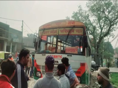 UP Greater Noida Roadways Bus Accident News | Bus rammed many vehicles after driver suffered epileptic fit; 4 died on the spot | ग्रेटर नोएडा में भीषण हादसा